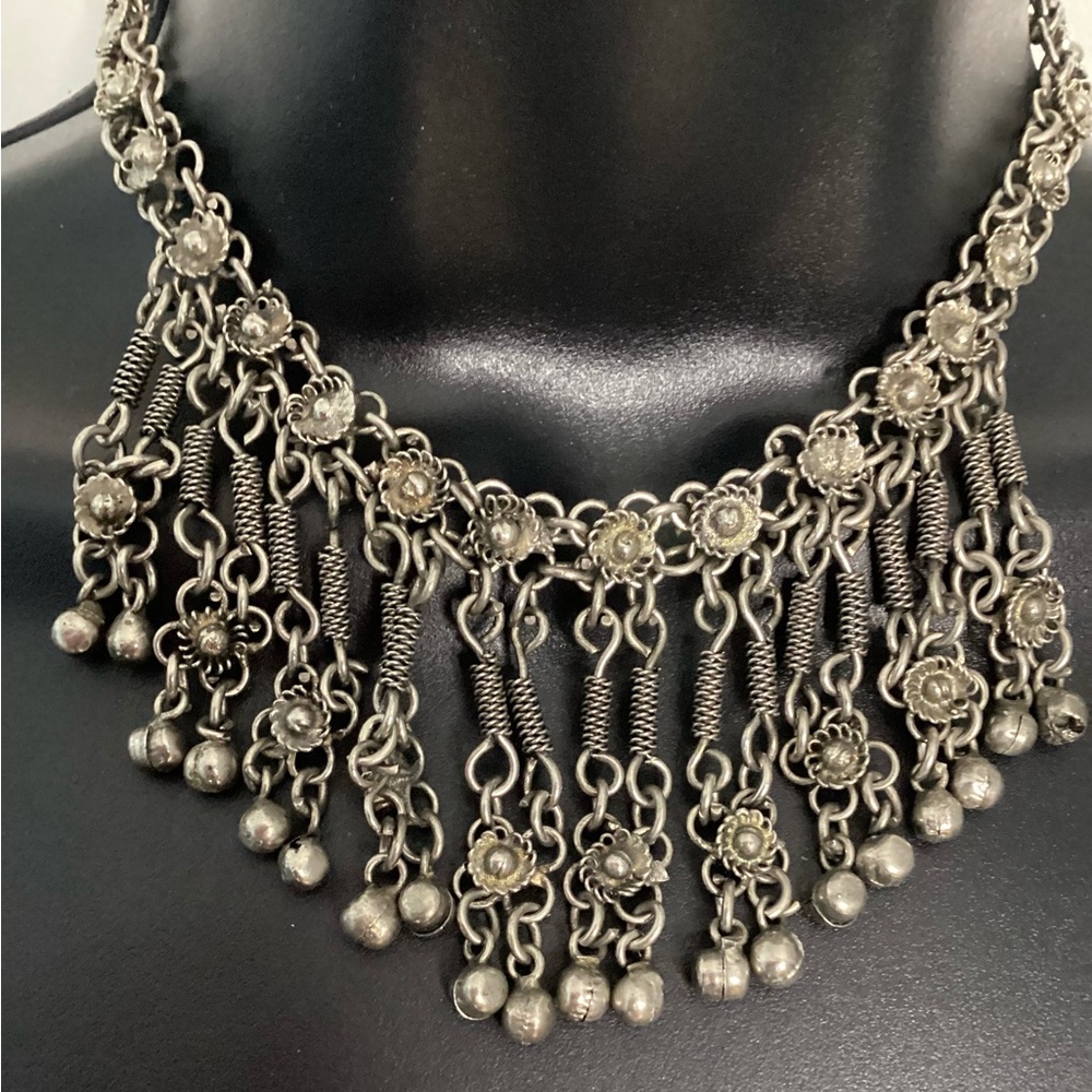 Vintage-Inspired Silver Floral Necklace With Charming Soft Chime Sounds
